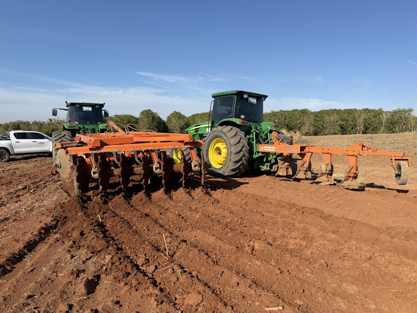 Gradagem com trator John Deere 7M230