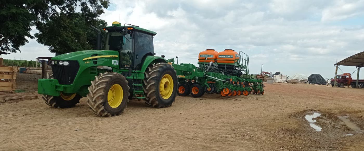 Plantio mecanizado com trator John Deere 7M230